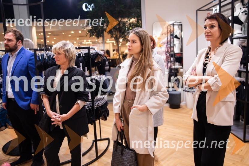  Anže Marčun, vodja marketinga, Lisca;  Romana  Krajnčan, pevka;  ... ;  Tamara Busar, vodja marketinških projektov v LisciOtvoritev prenovljene trgovine Lisca v Supernovi Kranj