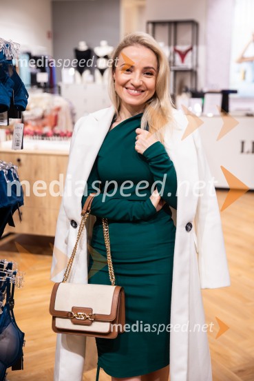  Ana Žontar Kristanc, kuharica, avtorica knjigOtvoritev prenovljene trgovine Lisca v Supernovi Kranj