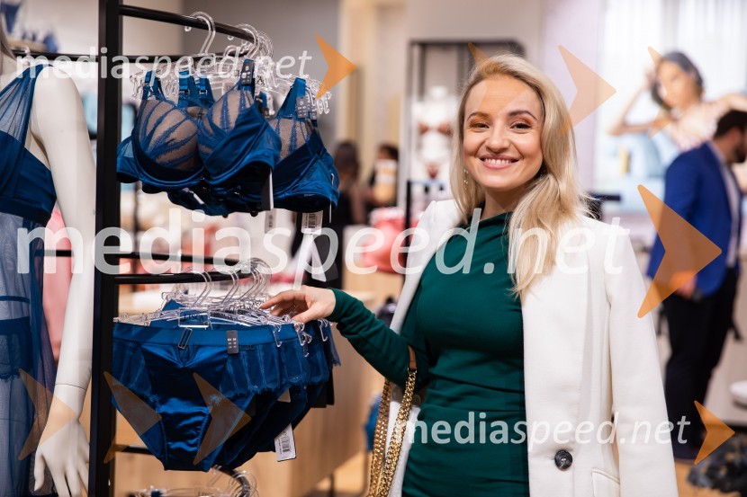  Ana Žontar Kristanc, kuharica, avtorica knjigOtvoritev prenovljene trgovine Lisca v Supernovi Kranj