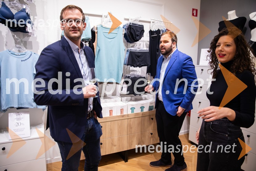  Luka Južna, direktor podjetja Lisca;  Anže Marčun, vodja marketinga, Lisca;  ... Otvoritev prenovljene trgovine Lisca v Supernovi Kranj