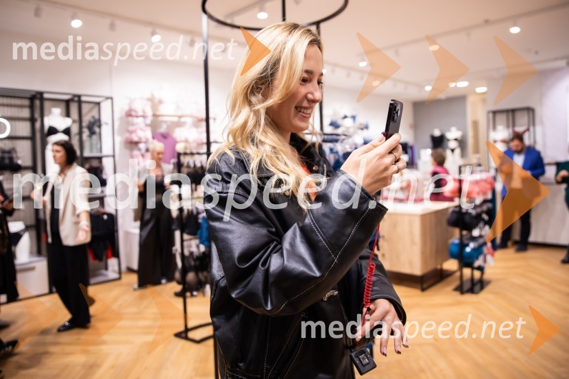  Ana  Teržan, Anabel pevkaOtvoritev prenovljene trgovine Lisca v Supernovi Kranj