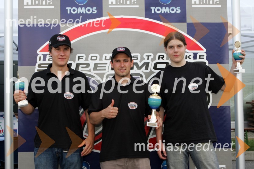 Iz leve: 2.mesto Matevž Hribar, zmagovalec Robert Oblak in 3.mesto Tine SaradžinHITROSTNI MOTOCIKLIZEM, DP4 - Pokal Tomos