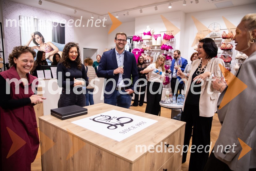  ... ;  ... ;  Luka Južna, direktor podjetja Lisca;  Tamara Busar, vodja marketinških projektov v Lisci;  Tjaša  Kokalj Jerala, manekenka, voditeljicaOtvoritev prenovljene trgovine Lisca v Supernovi Kranj