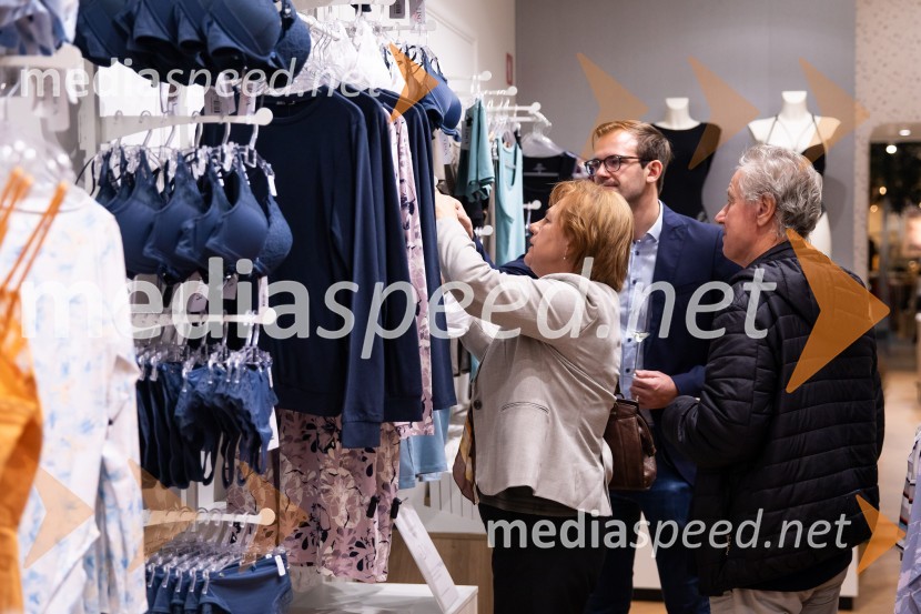  ... ;  Luka Južna, direktor podjetja Lisca;  ... Otvoritev prenovljene trgovine Lisca v Supernovi Kranj