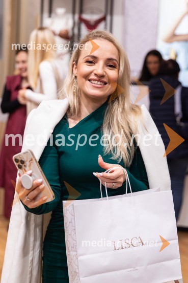  Ana Žontar Kristanc, kuharica, avtorica knjigOtvoritev prenovljene trgovine Lisca v Supernovi Kranj