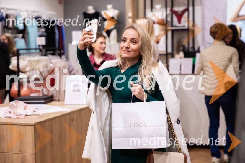  Ana Žontar Kristanc, kuharica, avtorica knjigOtvoritev prenovljene trgovine Lisca v Supernovi Kranj