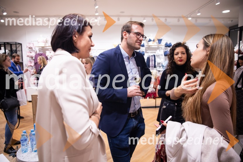  Tamara Busar, vodja marketinških projektov v Lisci;  Luka Južna, direktor podjetja Lisca;  ... ;  ... Otvoritev prenovljene trgovine Lisca v Supernovi Kranj