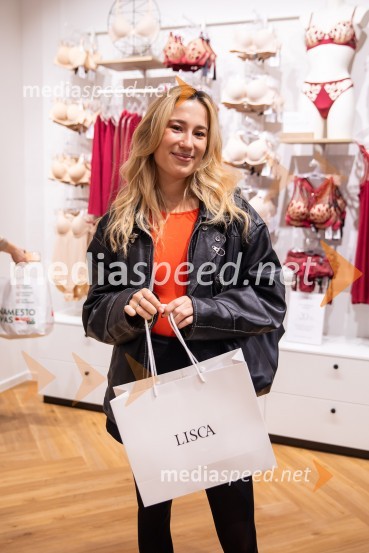  Ana Teržan - Anabel, pevkaOtvoritev prenovljene trgovine Lisca v Supernovi Kranj