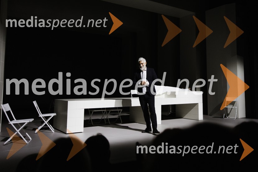  Sebastian Cavazza, dramski in filmski igralecLuč ugasne, premiera drame v MGL