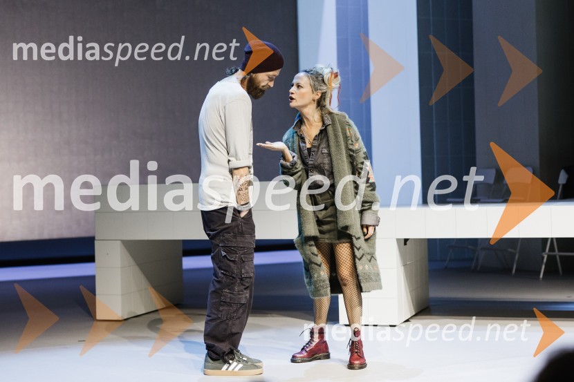  Tomo Tomšič, igralec;  Viktorija Bencik Emeršič, igralkaLuč ugasne, premiera drame v MGL