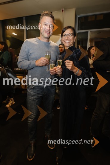  ... ;  Simona  Belle, služba za stike z javnostmi MGLLuč ugasne, premiera drame v MGL