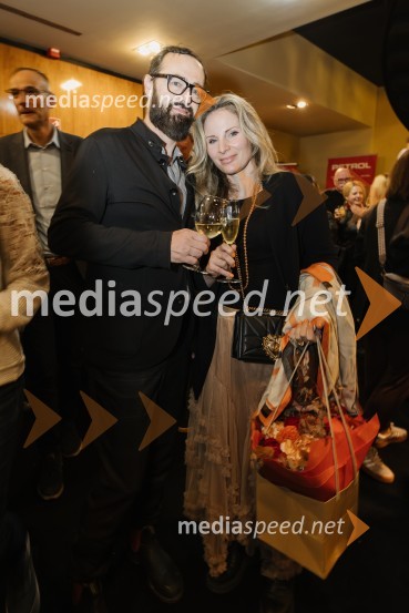  Niko Slavnič, IQbato; dr. Nana Šumrada Slavnič, doktorica pravnih znanosti, direktorica pravne službeLuč ugasne, premiera drame v MGL