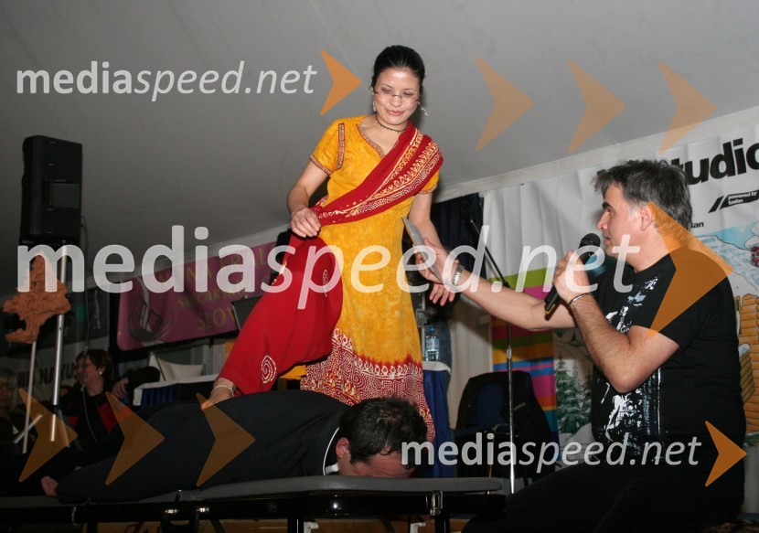 Bheshana Gopali, fizioterapevtka Ayurveda masaže in Marjan Podlesnik, organizator prireditveSnežna kraljica 2006