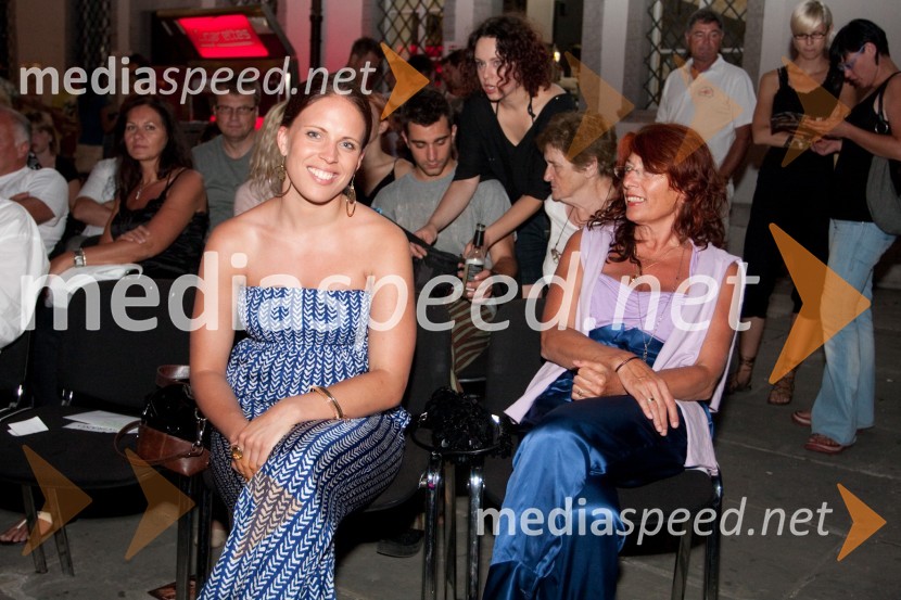 Manja Plešnar, novinarka in pevka in njena mama Breda OmerzaFestival Influence, velika modna revija