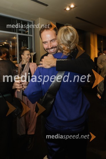  ... ;  Ajda Smrekar, igralkaLuč ugasne, premiera drame v MGL