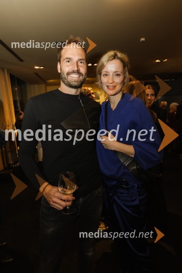  ... ;  Ajda Smrekar, igralkaLuč ugasne, premiera drame v MGL