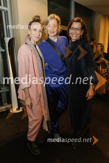  Mojca Funkl, igralka;  Ajda Smrekar, igralka;  Simona  Belle, služba za stike z javnostmi MGLLuč ugasne, premiera drame v MGL