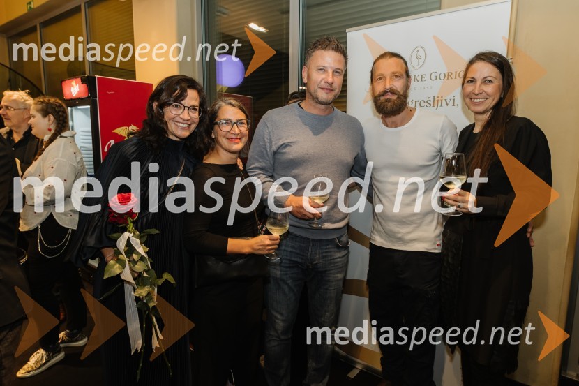  Simona  Belle, služba za stike z javnostmi MGL;  ... ;  ... ;  Tomo Tomšič, igralec;  ... Luč ugasne, premiera drame v MGL