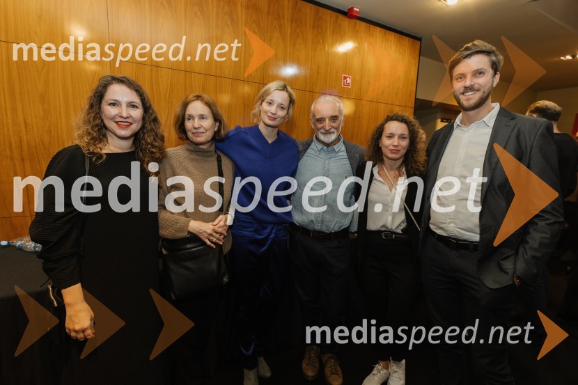  ... ;  ... ;  Ajda Smrekar, igralka;  ... ;  ... ;  ... Luč ugasne, premiera drame v MGL