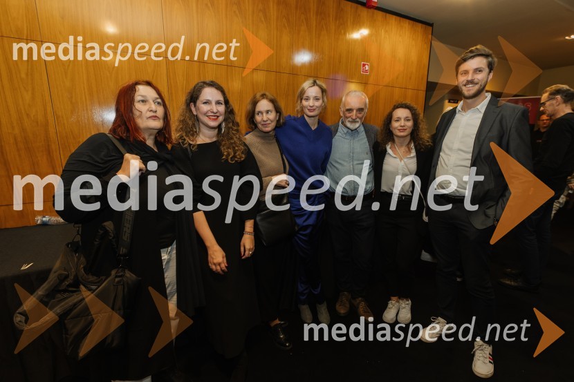  ... ;  ... ;  ... ;  Ajda Smrekar, igralka;  ... ;  ... ;  ... Luč ugasne, premiera drame v MGL