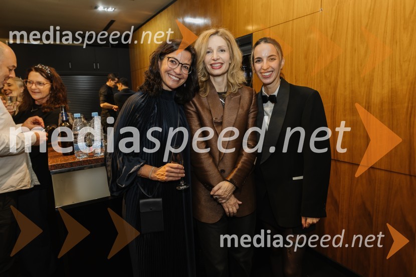  Simona  Belle, služba za stike z javnostmi MGL;  ... ;  ... Luč ugasne, premiera drame v MGL