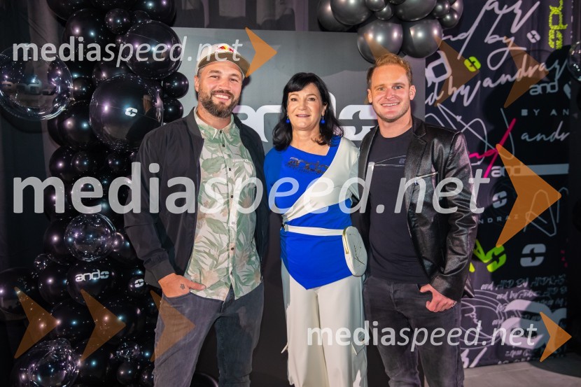  Filip Flisar, nekdanji smučar prostega sloga in lastnik blagovne znamke Pohorska šunka;  Nataša Berginc, direktorica podjetja Co. Andraž d.o.o.;  Tim  Mastnak, deskar na snegu AND by Andraž, modna revija ob 35 letnici znamke