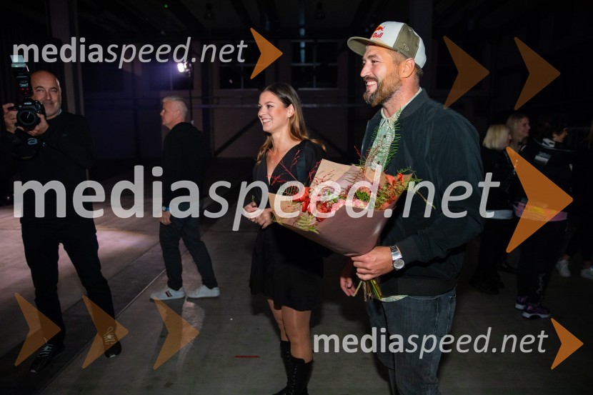  Sara Domajnko, deskarka na snegu;  Filip Flisar, nekdanji smučar prostega sloga in lastnik blagovne znamke Pohorska šunkaAND by Andraž, modna revija ob 35 letnici znamke