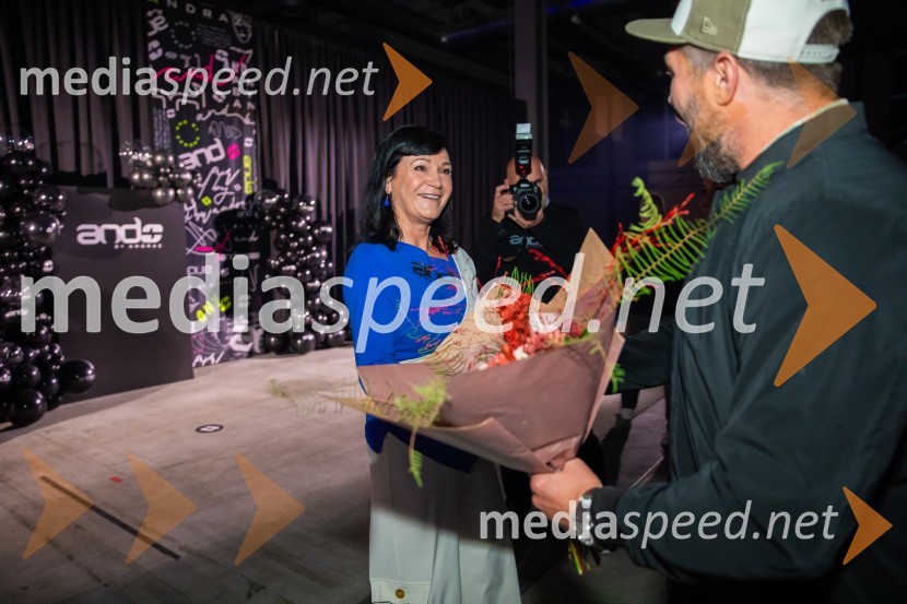  Nataša Berginc, direktorica podjetja Co. Andraž d.o.o.;  Filip Flisar, nekdanji smučar prostega sloga in lastnik blagovne znamke Pohorska šunkaAND by Andraž, modna revija ob 35 letnici znamke