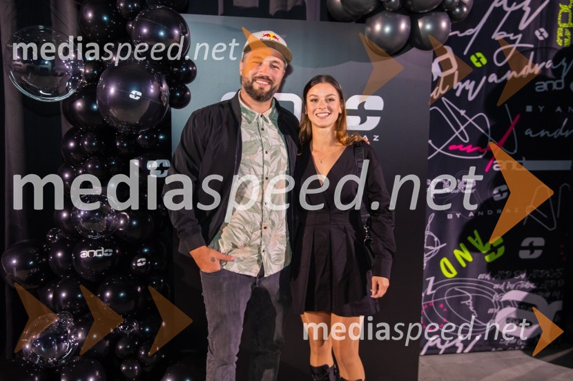  Filip Flisar, nekdanji smučar prostega sloga in lastnik blagovne znamke Pohorska šunka;  Sara Domajnko, deskarka na sneguAND by Andraž, modna revija ob 35 letnici znamke