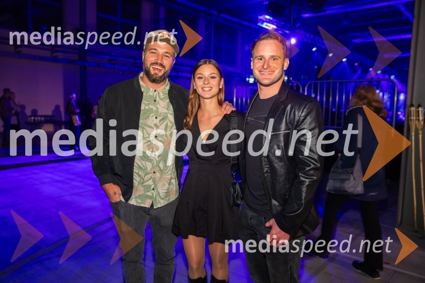  Filip Flisar, nekdanji smučar prostega sloga in lastnik blagovne znamke Pohorska šunka;  Sara Domajnko, deskarka na snegu;  Tim  Mastnak, deskar na snegu AND by Andraž, modna revija ob 35 letnici znamke