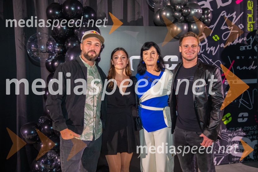  Filip Flisar, nekdanji smučar prostega sloga in lastnik blagovne znamke Pohorska šunka;  Sara Domajnko, deskarka na snegu;  Nataša Berginc, direktorica podjetja Co. Andraž d.o.o.;  Tim  Mastnak, deskar na snegu AND by Andraž, modna revija ob 35 letnici znamke