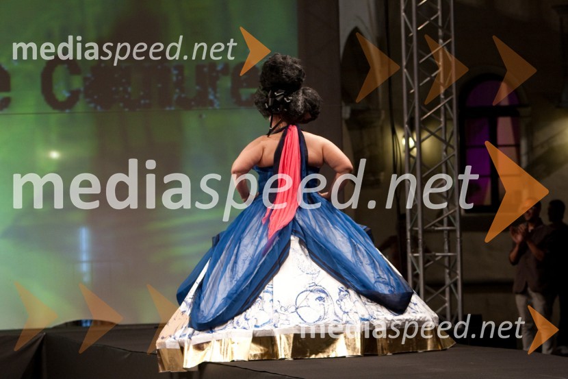 Sandra Bratuša, namestnica urednice revije Story, Festival Influence, velika modna revijaFestival Influence, velika modna revija