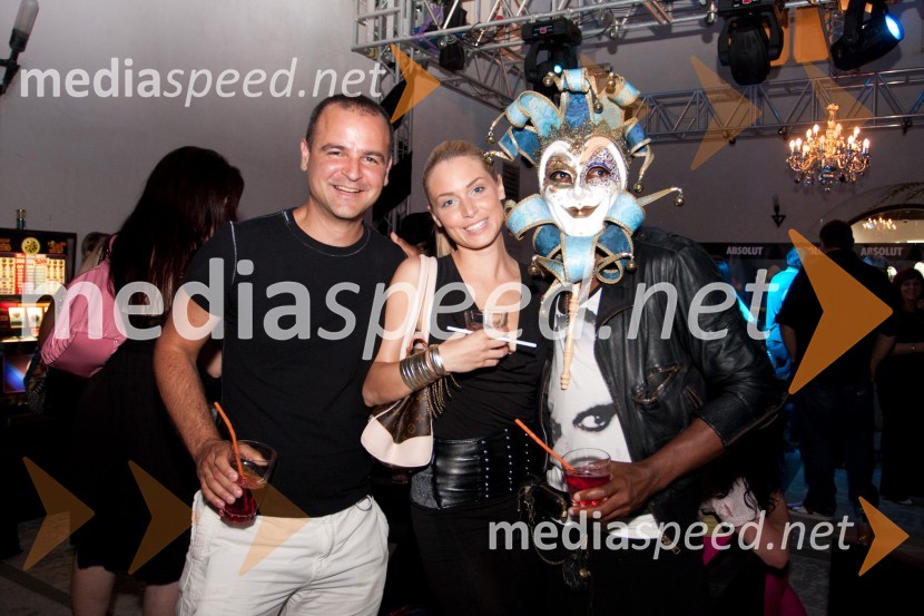 Davor Božič, glasbenik in TV voditelj ter njegova spremljevalka Anja in Paulus, urednik revije Issue OneFestival Influence, velika modna revija