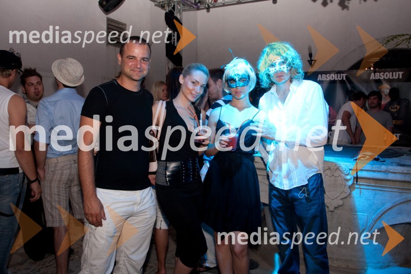 Davor Božič, glasbenik in TV voditelj ter njegova spremljevalka Anja, Nataša Zajc, Playboyevo dekle in vizažistka in Julian Rhind Tutt, angleški igralecFestival Influence, velika modna revija