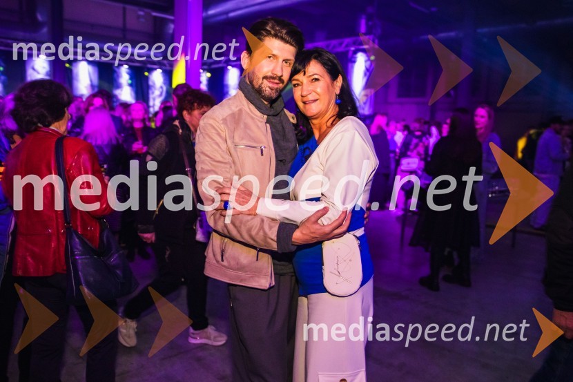  Tomaž Mihelič - Marlenna, član skupine Sestre;  Nataša Berginc, direktorica podjetja Co. Andraž d.o.o.AND by Andraž, modna revija ob 35 letnici znamke