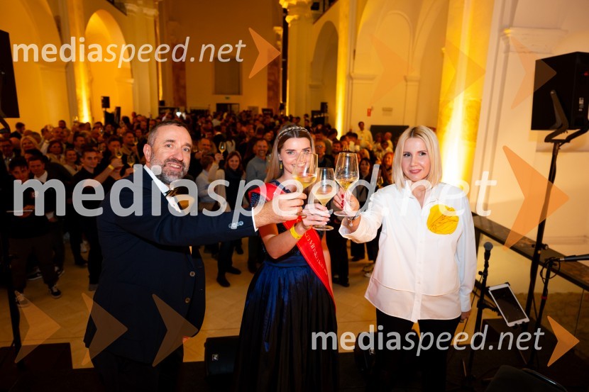  Borut  Cvetko, kreativni direktor, Mediaspeed d.o.o.;  Maruša Mukenauer, Mariborska vinska kraljica 2023;  Natalija Cvetko, Mediaspeed d.o.o.9. salon štajerskih mladih vin Pubec 2024 v Mariboru