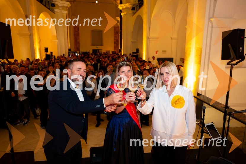  Borut  Cvetko, kreativni direktor, Mediaspeed d.o.o.;  Maruša Mukenauer, Mariborska vinska kraljica 2023;  Natalija Cvetko, Mediaspeed d.o.o.9. salon štajerskih mladih vin Pubec 2024 v Mariboru