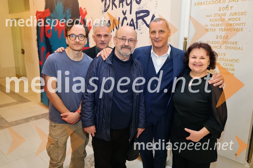  Matija Stipanič, igralec;  Vladimir Vlaskalić, igralec;  Vlado Novak, igralec;  Danilo Rošker, direktor SNG Maribor;  Irena Varga, igralkaMalomeščanska svatba na odru Drame SNG Maribor