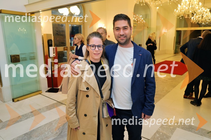  Alenka Špes, upraviteljica ključnih poslov v podjetju A1;  Mitja Špes, FactumeventMalomeščanska svatba na odru Drame SNG Maribor