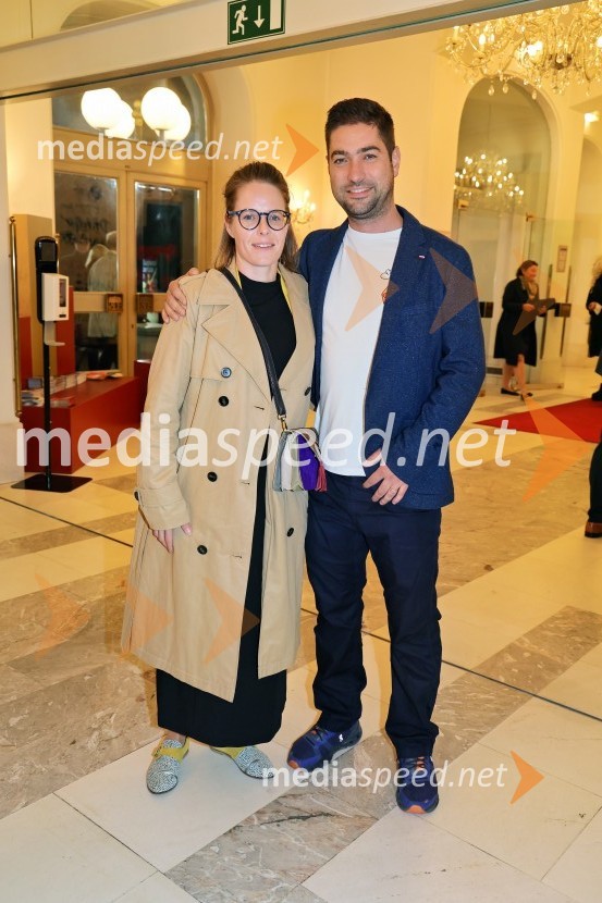  Alenka Špes, upraviteljica ključnih poslov v podjetju A1;  Mitja Špes, FactumeventMalomeščanska svatba na odru Drame SNG Maribor