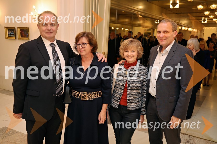  ... ;  ... ;  Darinka Hvalec, Cankarjev dom;  Iztok Rodež, kitarist skupine DžeZZvaMalomeščanska svatba na odru Drame SNG Maribor