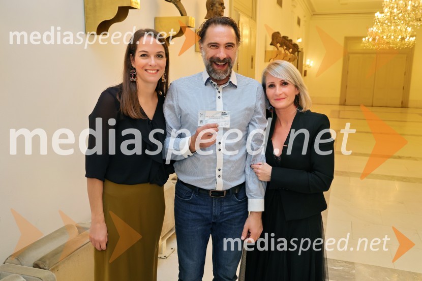  Špela Lešnik, producentka Drame SNG Maribor;  Gorazd Žilavec, igralec;  Anja  Žižek, marketing SNG MariborMalomeščanska svatba na odru Drame SNG Maribor