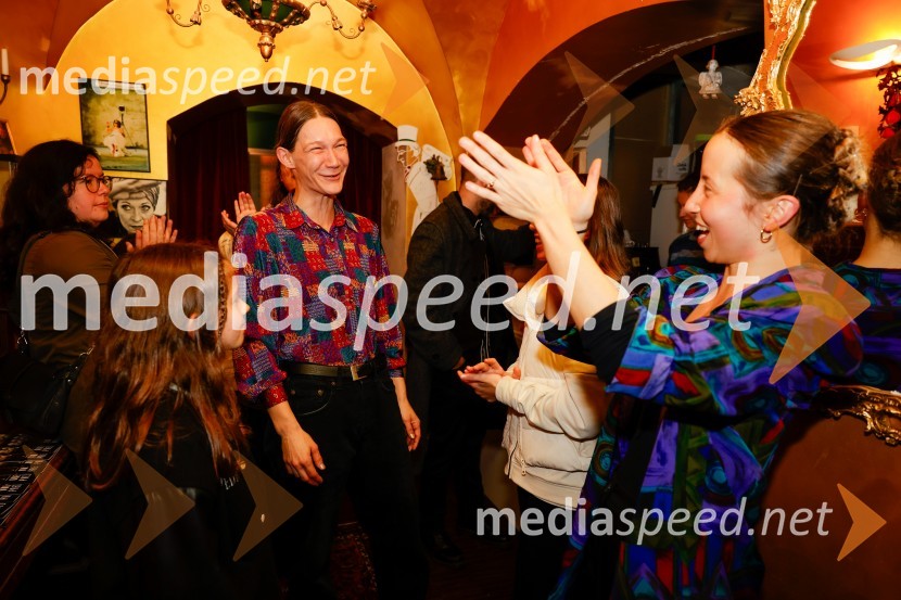  Anamaria Bagarić, plesalka;  Mojca ŠpikUmetnost preživetja, premiera predstave v Mini teatru