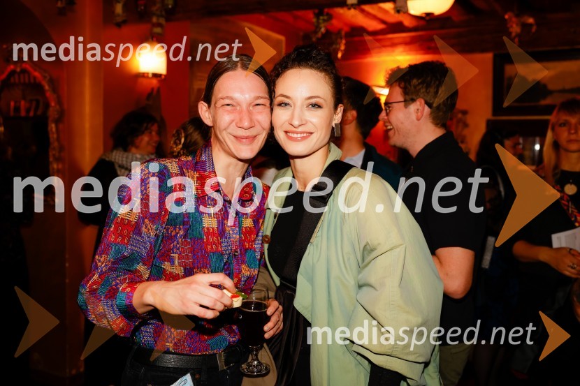  Anamaria Bagarić, plesalka;  Urška Centa, plesalka flamenkaUmetnost preživetja, premiera predstave v Mini teatru