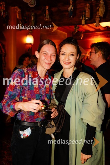  Anamaria Bagarić, plesalka;  Urška Centa, plesalka flamenkaUmetnost preživetja, premiera predstave v Mini teatru