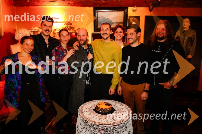  Mojca Špik;  Claudi Sovre, vizualni umetnik;  Anamaria Bagarić, plesalka;  Tines Špik, igralec;  Inan Sven Du Swami, igralec, režiser;  Martin Vogrin, glasbenik;  Tadej Pišek, igralec;  ... Umetnost preživetja, premiera predstave v Mini teatru