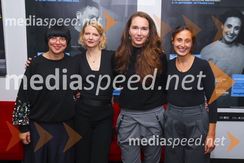  Tina Pavlović, kostumografinja;  Alenka Kraigher, igralka;  Nina Šorak, dramaturginja in režiserka;  Anja Drnovšek, igralkaTri verzije življenja, premiera Gledališče Koper