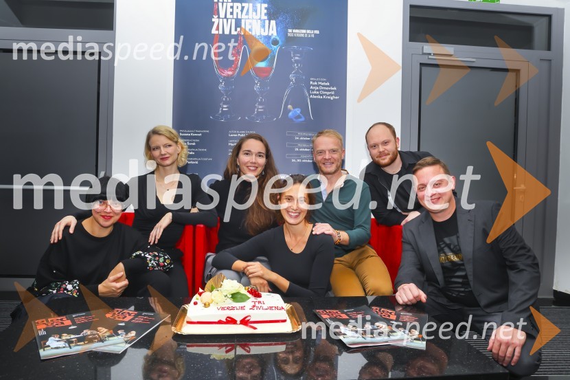  Tina Pavlović, kostumografinja;  Alenka Kraigher, igralka;  Nina Šorak, dramaturginja in režiserka;  Anja Drnovšek, igralka;  Rok  Matek, igralec;  ... ;  Luka Cimprič, igralecTri verzije življenja, premiera Gledališče Koper