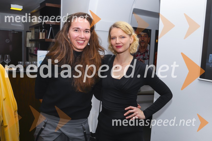  Nina Šorak, dramaturginja in režiserka;  Alenka Kraigher, igralkaTri verzije življenja, premiera Gledališče Koper