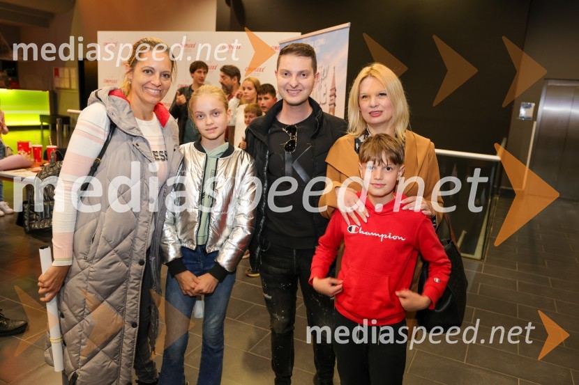  Miša Margan Kocbek, novinarka revije Zvezde/Lady, direktorica agencije Glammodels, Mima;  Kiana Kocbek;  Damjan Murko, pevec;  Maja Murko;  Tiar MurkoTartinijev ključ, premiera filma v Cineplexx Maribor